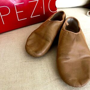Bloch jazz shoes. Moderately worn. Daughter wore a size 12 in street shoes.